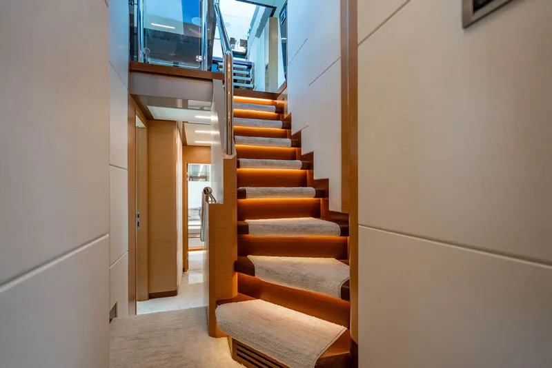 Slide: The Image of Ocean Alexander 84 R 2020 - 40