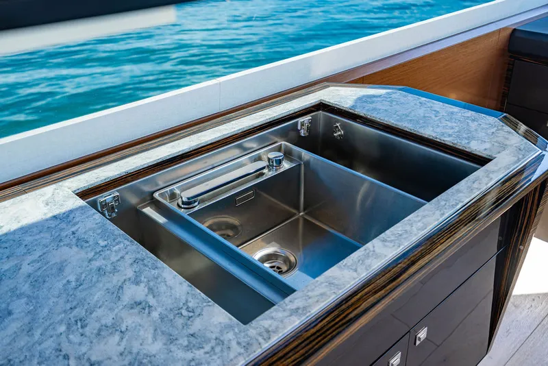 Slide: The Image of Ocean Alexander 84 R 2020 - 48