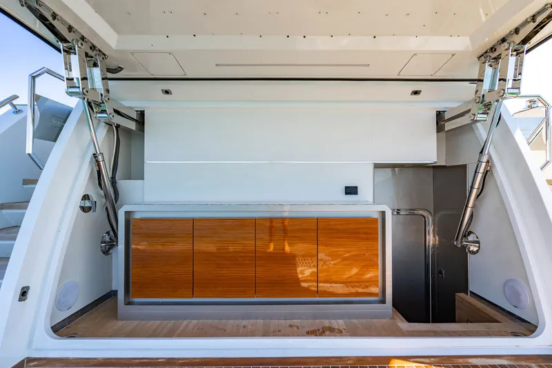 Slide: The Image of Ocean Alexander 84 R 2020 - 5