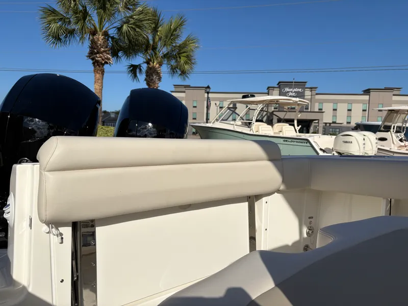 Slide: The Image of Boston Whaler 230 Outrage 2026 - 11