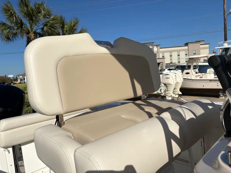 Slide: The Image of Boston Whaler 230 Outrage 2026 - 14