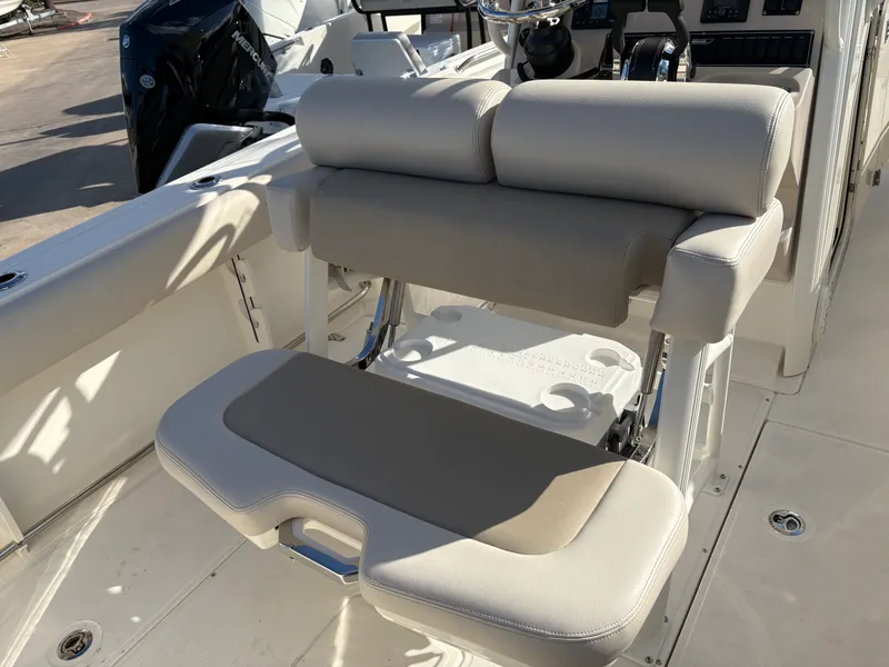 Slide: The Image of Boston Whaler 230 Outrage 2026 - 15