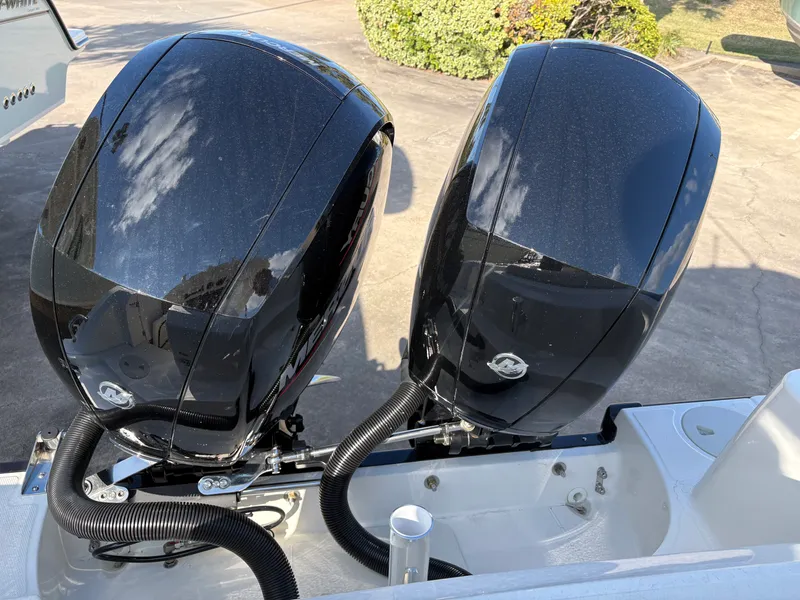 Slide: The Image of Boston Whaler 230 Outrage 2026 - 20