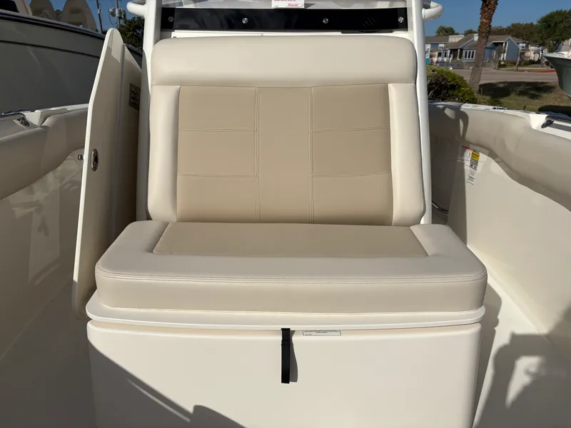 Slide: The Image of Boston Whaler 230 Outrage 2026 - 6