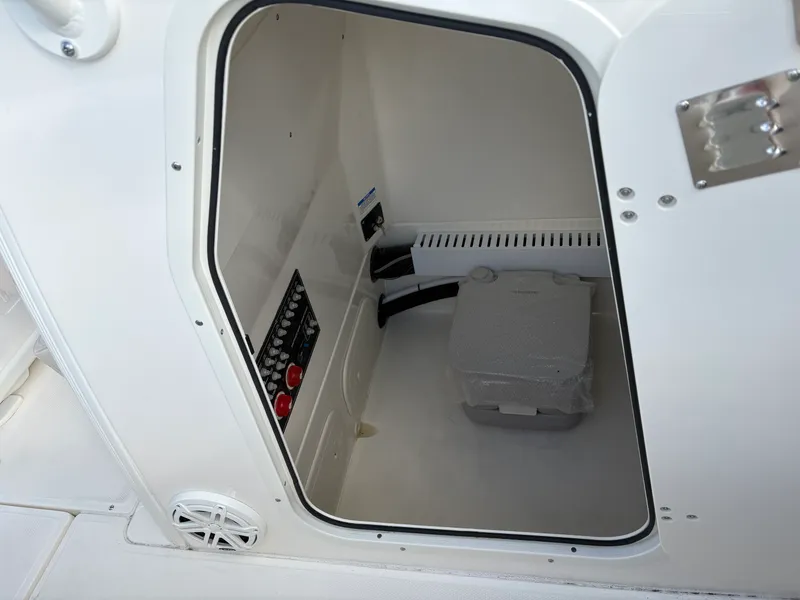Slide: The Image of Boston Whaler 230 Outrage 2026 - 9