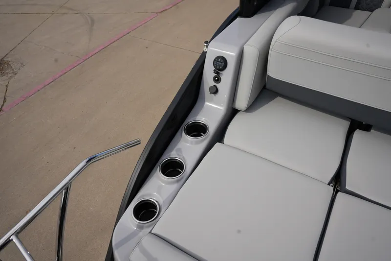 Slide: The Image of Harris Grand Mariner 230 2026 - 12