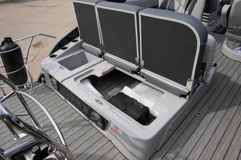 Slide: The Image of Harris Grand Mariner 230 2026 - 13