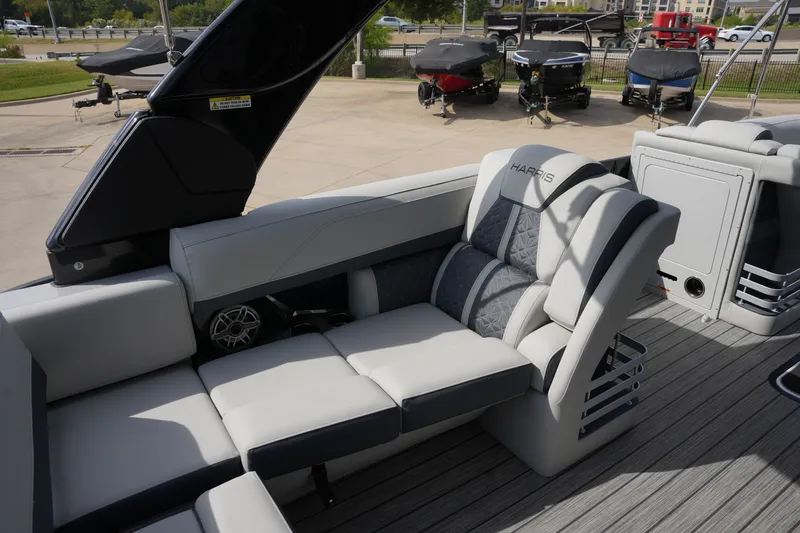 Slide: The Image of Harris Grand Mariner 230 2026 - 20