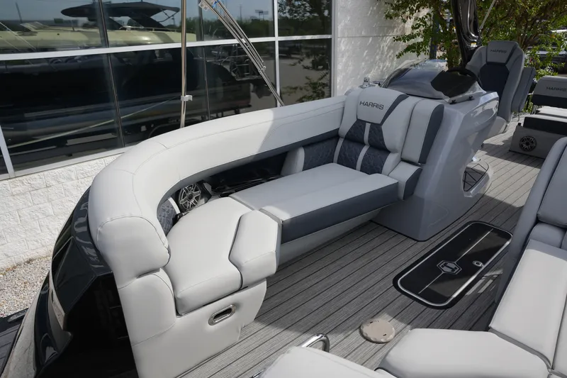 Slide: The Image of Harris Grand Mariner 230 2026 - 32