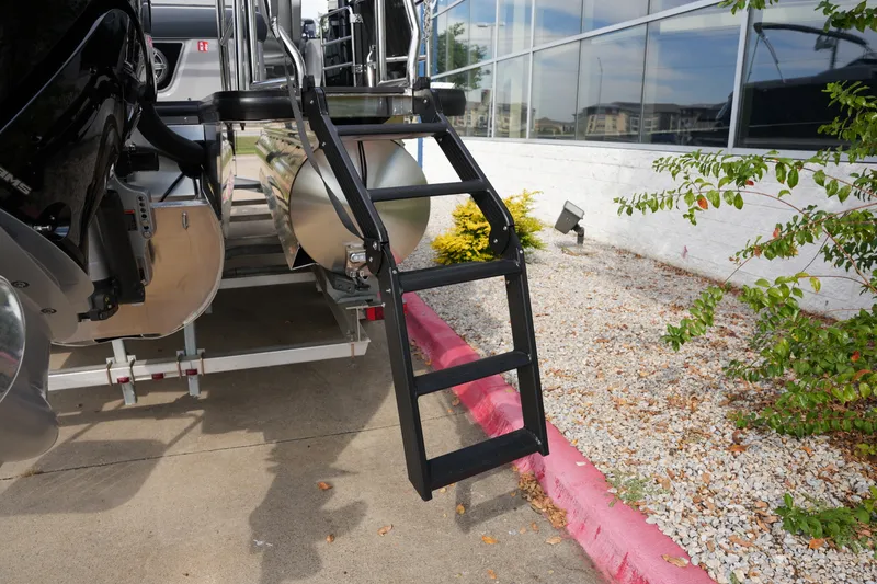 Slide: The Image of Harris Grand Mariner 230 2026 - 7