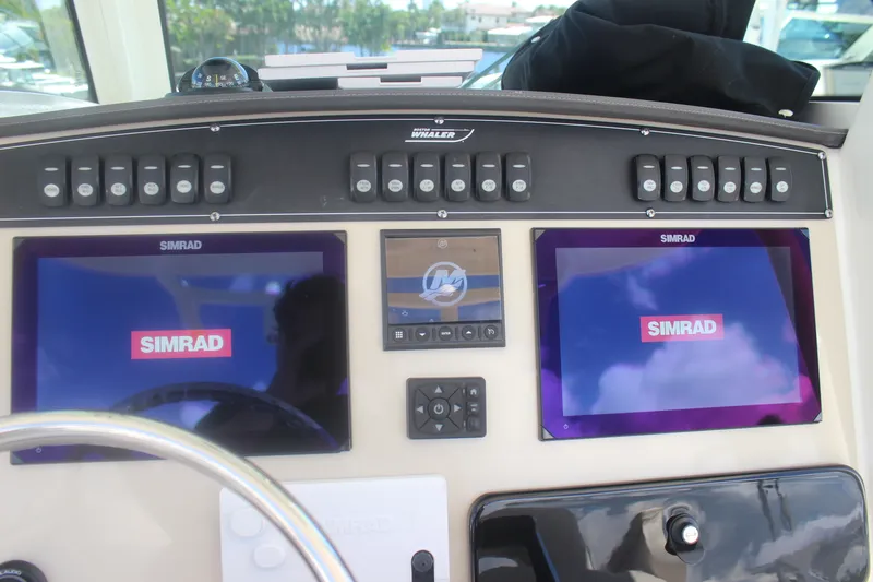 Slide: The Image of Boston Whaler 280 OUTRAGE 2023 - 10