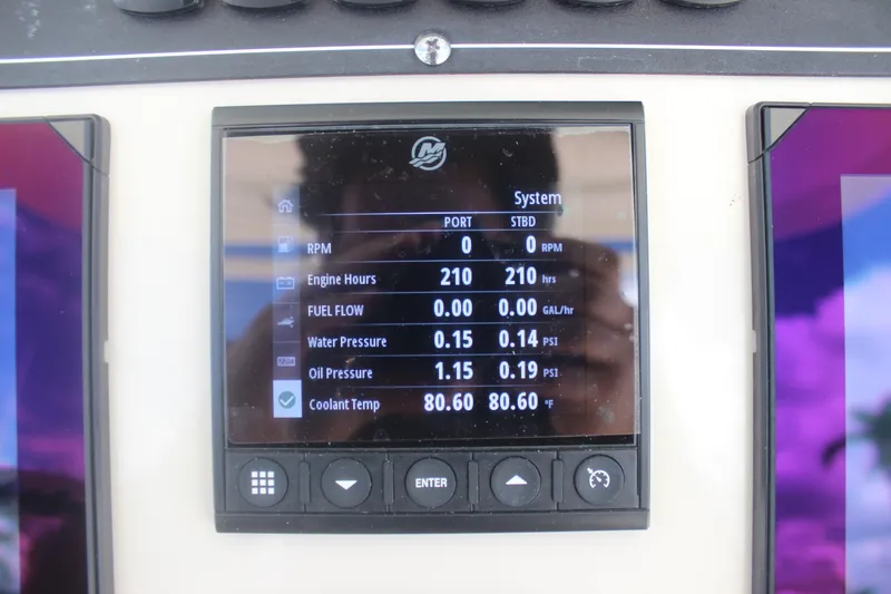 Slide: The Image of Boston Whaler 280 OUTRAGE 2023 - 11