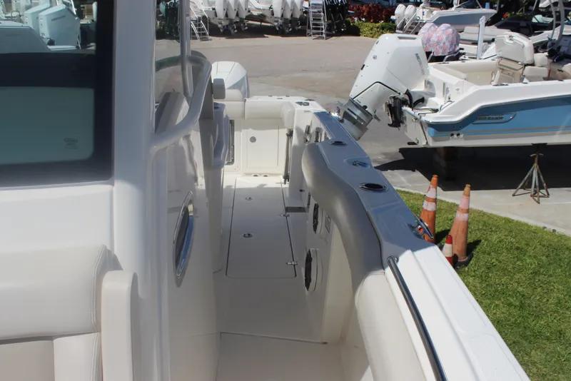 Slide: The Image of Boston Whaler 280 OUTRAGE 2023 - 12