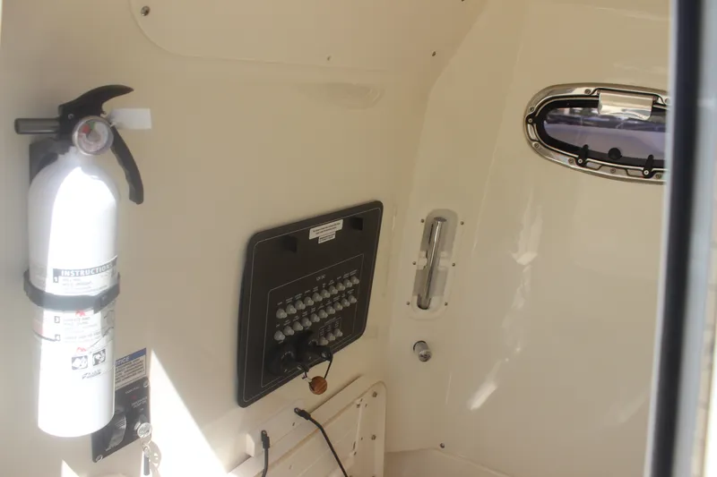 Slide: The Image of Boston Whaler 280 OUTRAGE 2023 - 18