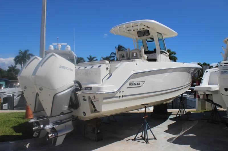 Slide: The Image of Boston Whaler 280 OUTRAGE 2023 - 2