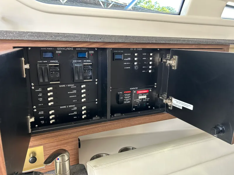 Slide: The Image of Boston Whaler 325 Conquest 2026 - 34