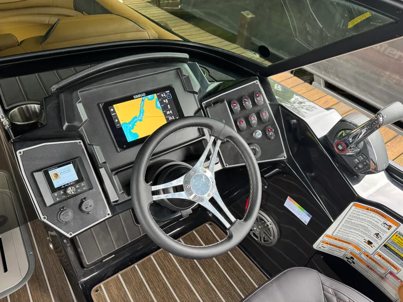 Slide: The Image of Premier 250 SOLARIS SPORT 2025 - 8