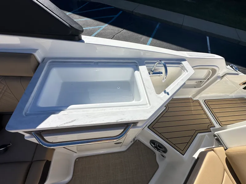 Slide: The Image of Sea Ray SDX 290 2026 - 14