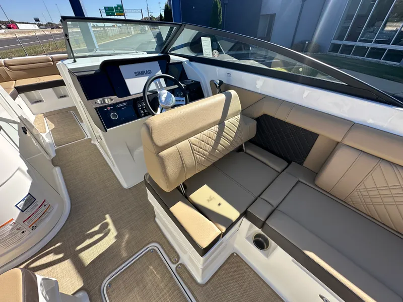 Slide: The Image of Sea Ray SDX 290 2026 - 16