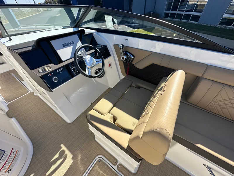Slide: The Image of Sea Ray SDX 290 2026 - 17
