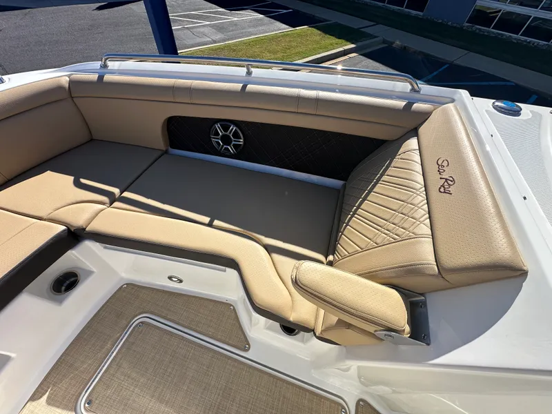 Slide: The Image of Sea Ray SDX 290 2026 - 26