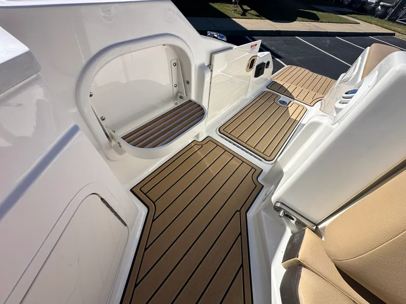 Slide: The Image of Sea Ray SDX 290 2026 - 32