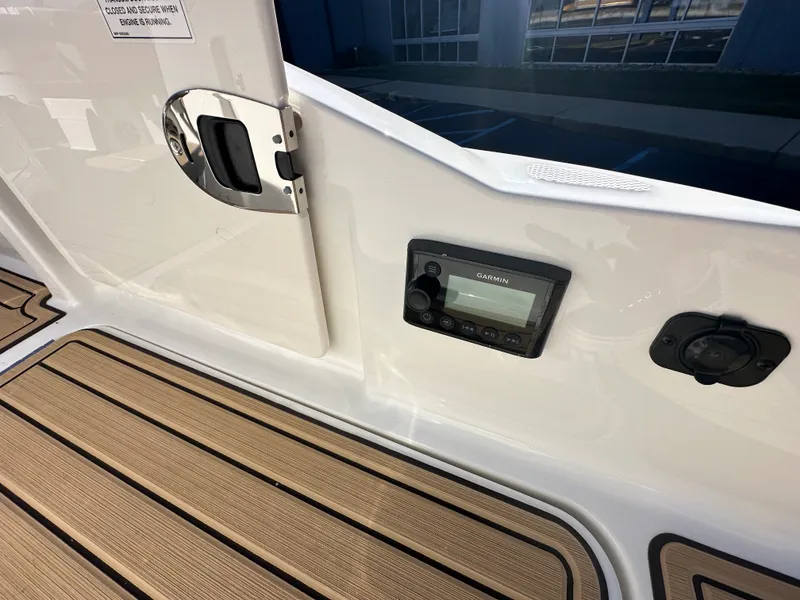 Slide: The Image of Sea Ray SDX 290 2026 - 7