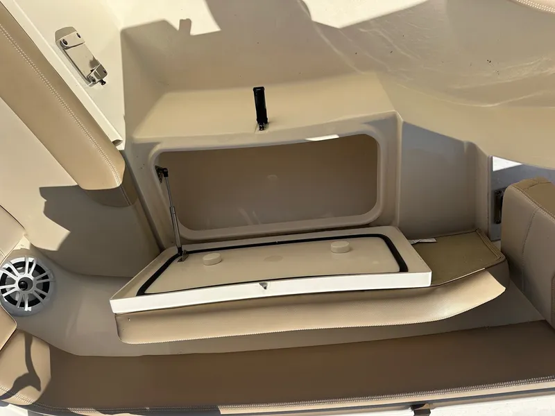 Slide: The Image of Scout 240 XSF 2023 - 32