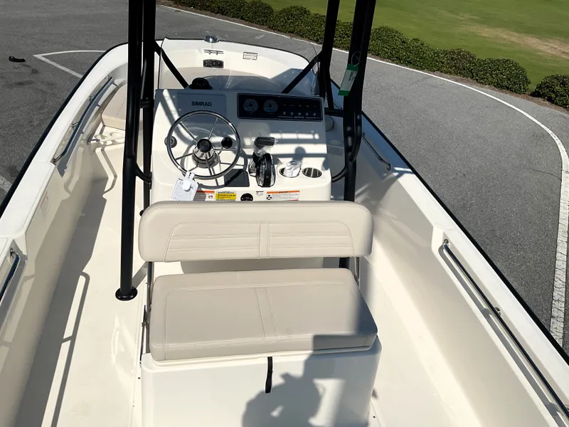 Slide: The Image of Boston Whaler 190 Montauk 2026 - 12