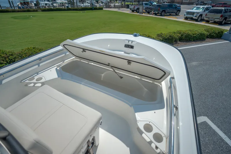 Slide: The Image of Boston Whaler 190 Montauk 2026 - 11