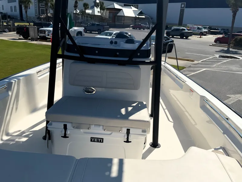 Slide: The Image of Boston Whaler 190 Montauk 2026 - 31