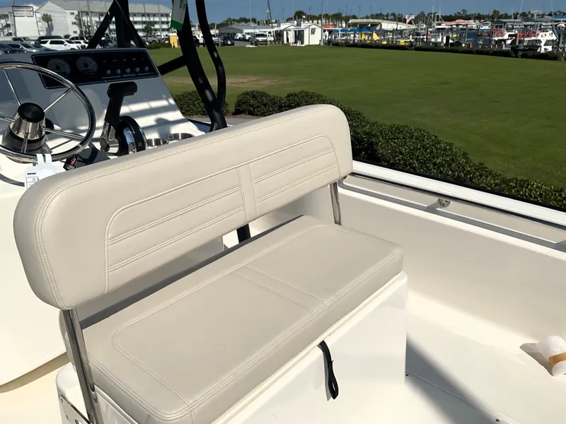 Slide: The Image of Boston Whaler 190 Montauk 2026 - 32
