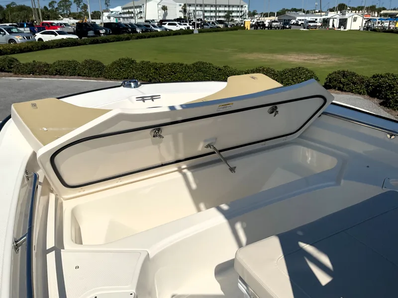 Slide: The Image of Boston Whaler 190 Montauk 2026 - 33