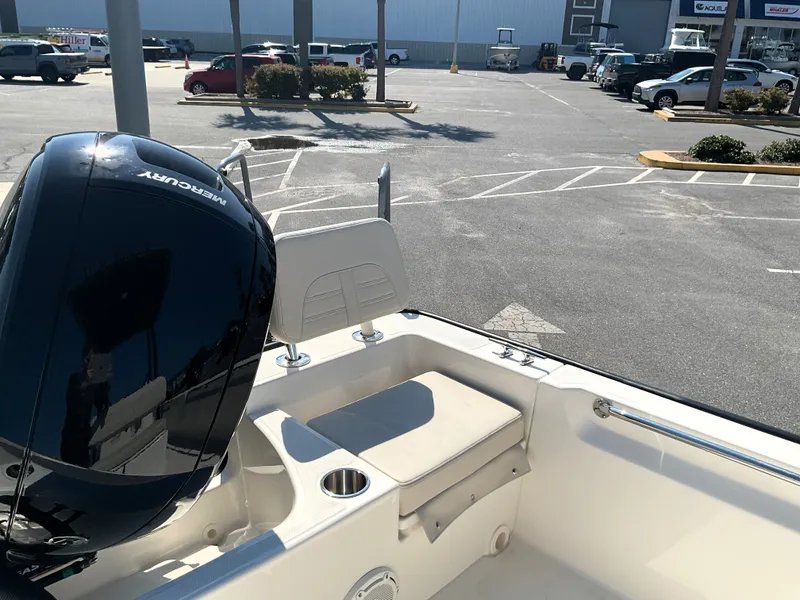 Slide: The Image of Boston Whaler 190 Montauk 2026 - 34