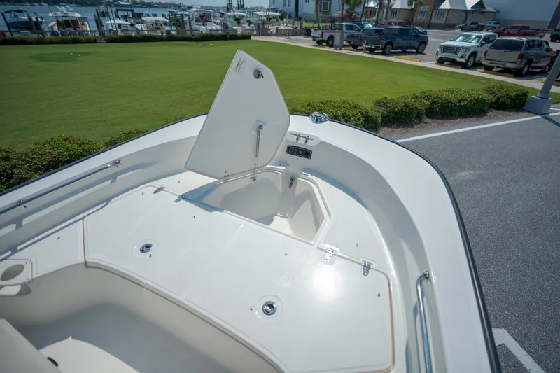 Slide: The Image of Boston Whaler 190 Montauk 2026 - 10