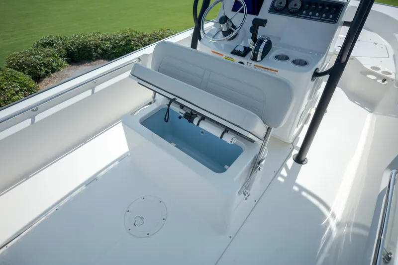 Slide: The Image of Boston Whaler 190 Montauk 2026 - 23
