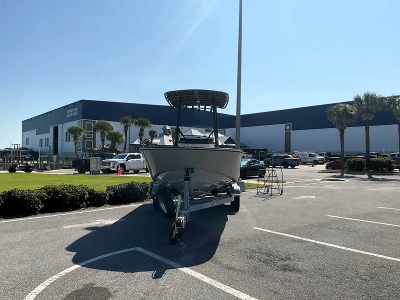 Slide: The Image of Boston Whaler 190 Montauk 2026 - 6