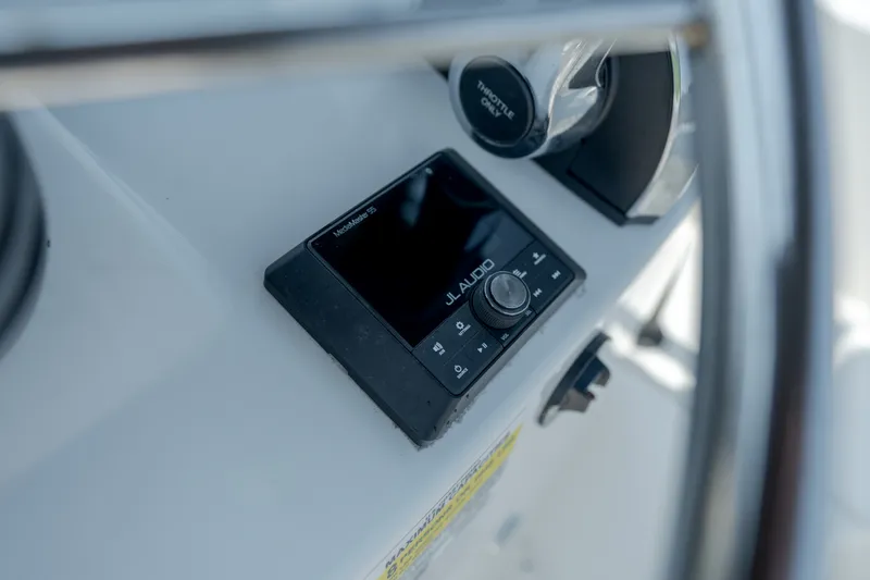 Slide: The Image of Boston Whaler 190 Montauk 2026 - 19