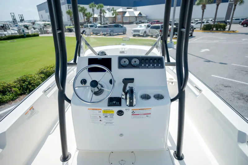 Slide: The Image of Boston Whaler 190 Montauk 2026 - 15