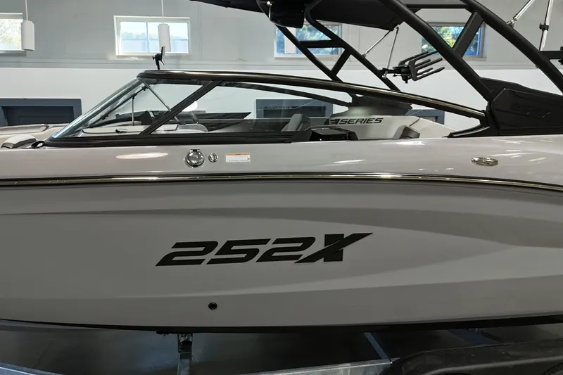 Slide: The Image of Yamaha 252XE 2026 - 2