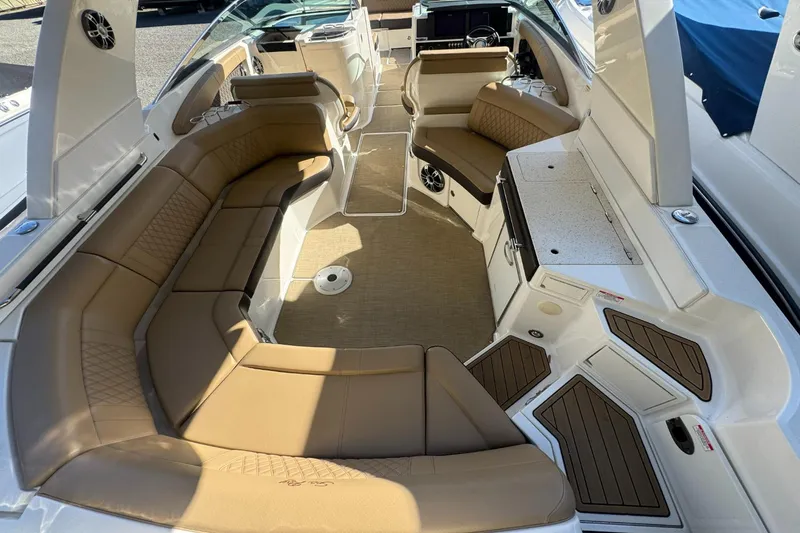 Slide: The Image of Sea Ray SLX 350 2019 - 10