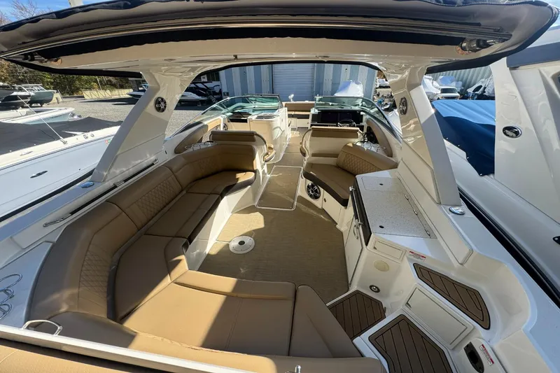 Slide: The Image of Sea Ray SLX 350 2019 - 11