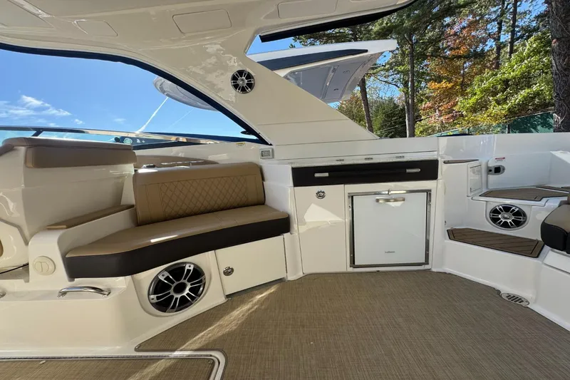 Slide: The Image of Sea Ray SLX 350 2019 - 16