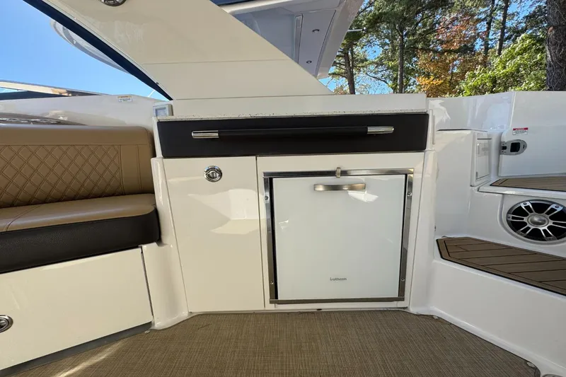 Slide: The Image of Sea Ray SLX 350 2019 - 17