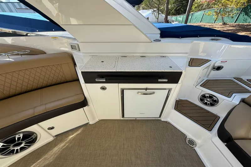 Slide: The Image of Sea Ray SLX 350 2019 - 18