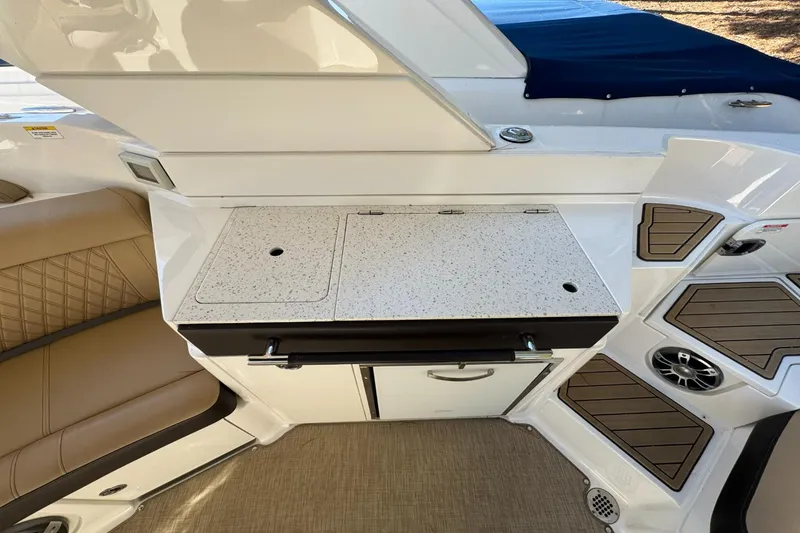 Slide: The Image of Sea Ray SLX 350 2019 - 19