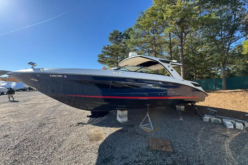 Slide: The Image of Sea Ray SLX 350 2019 - 2