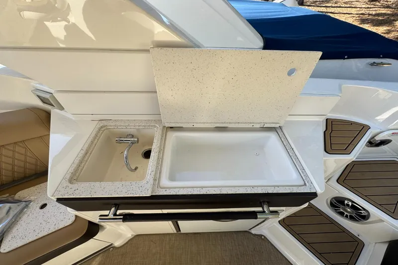 Slide: The Image of Sea Ray SLX 350 2019 - 20