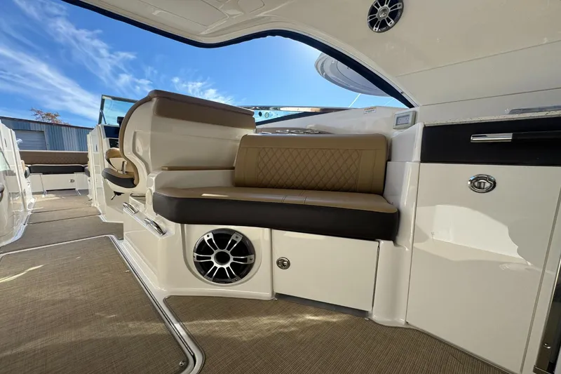 Slide: The Image of Sea Ray SLX 350 2019 - 21