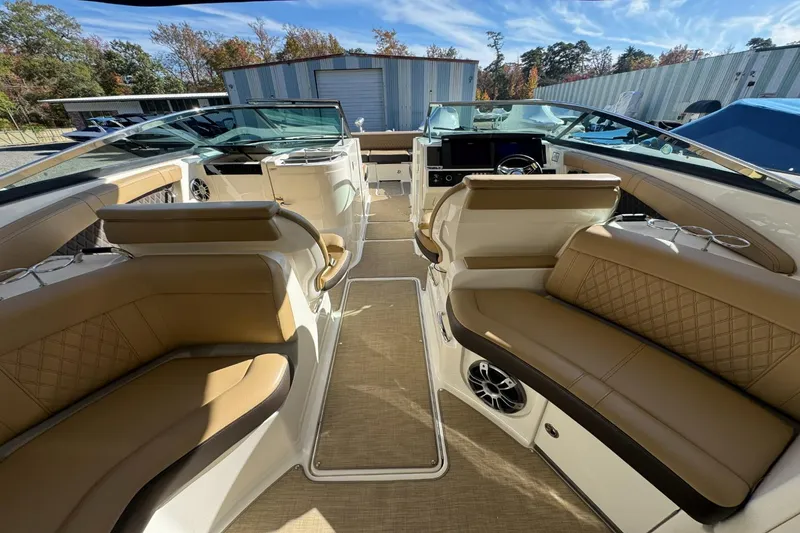 Slide: The Image of Sea Ray SLX 350 2019 - 23